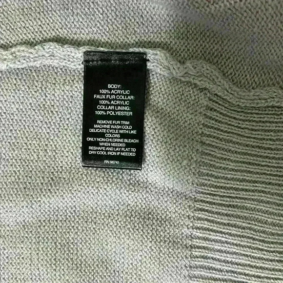 Signature studio gray vest with removable faux fur collar - Picture 4 of 5